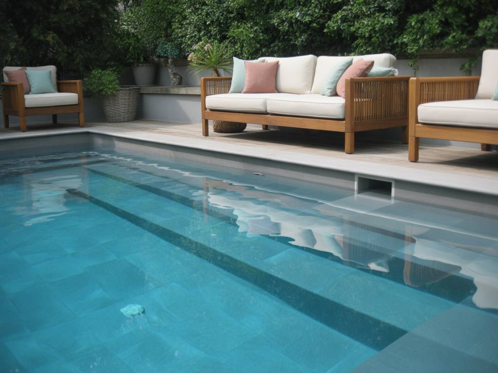 Les revêtements de piscine tendance : carrelage grand format, pierres et liners texturés pour un effet contemporain