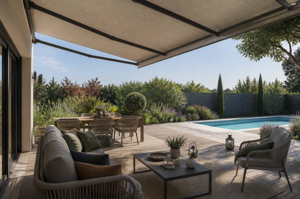 Transformer sa terrasse en pièce de vie avec une solution d’ombrage adaptée